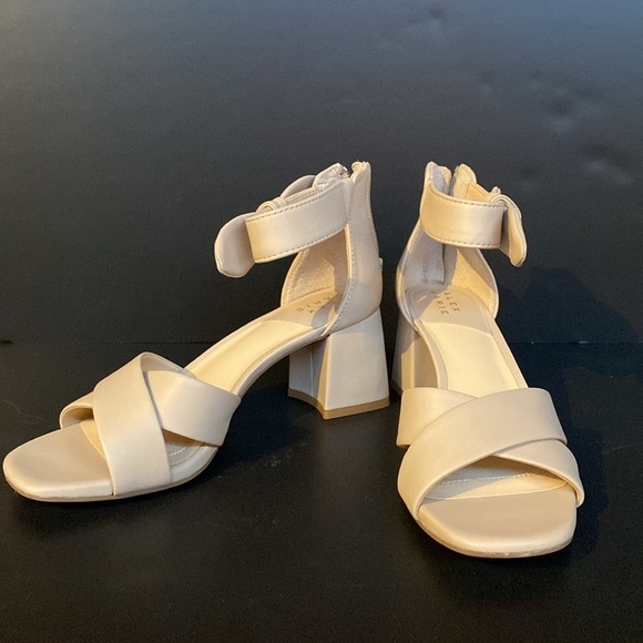 Alex Marie Adeline Leather Bow Block Heel Sandals Bisque Sz 6 - Picture 3 of 8